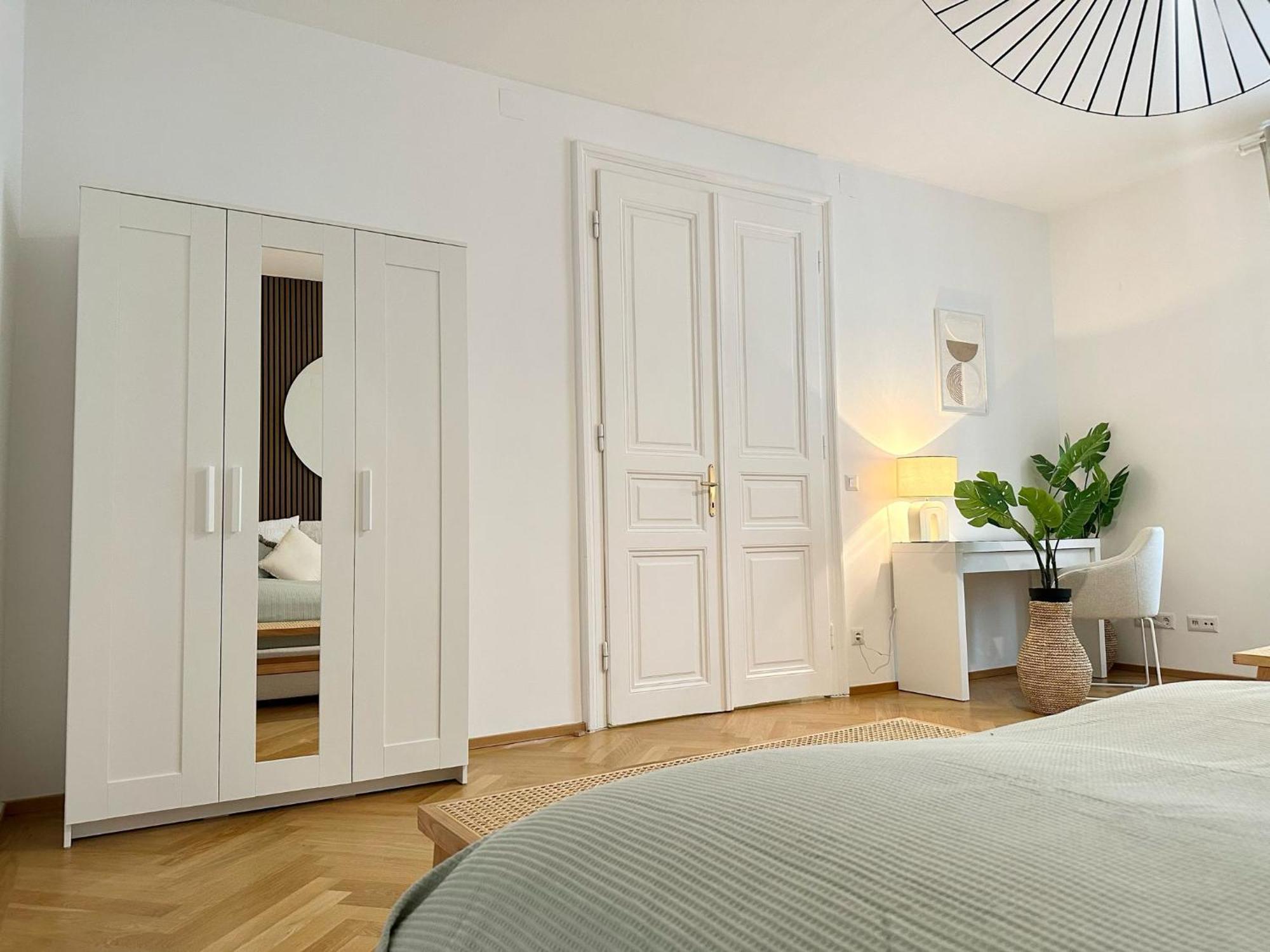 Designer Apartment Near Main Station Виена Екстериор снимка