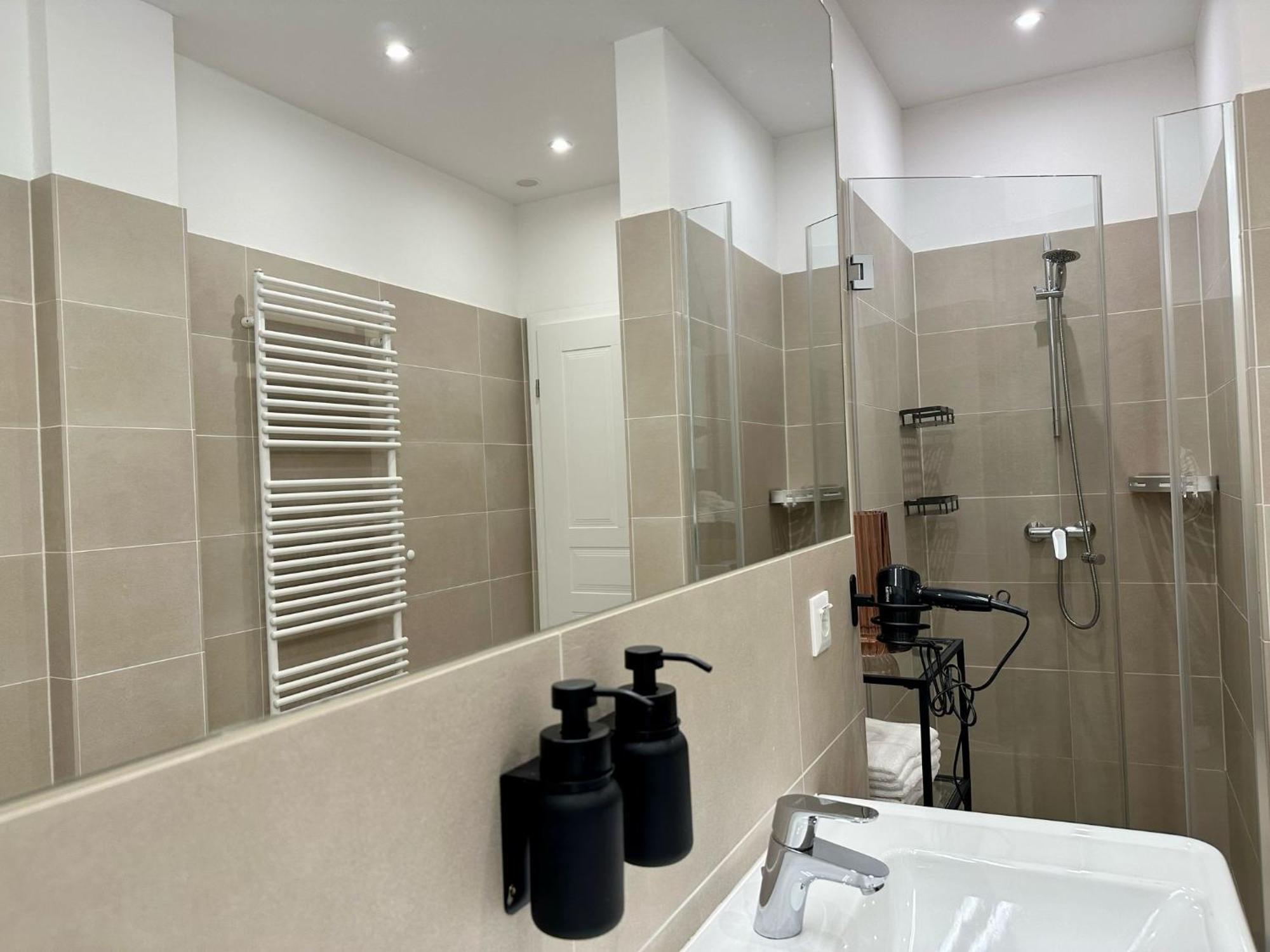 Designer Apartment Near Main Station Виена Екстериор снимка
