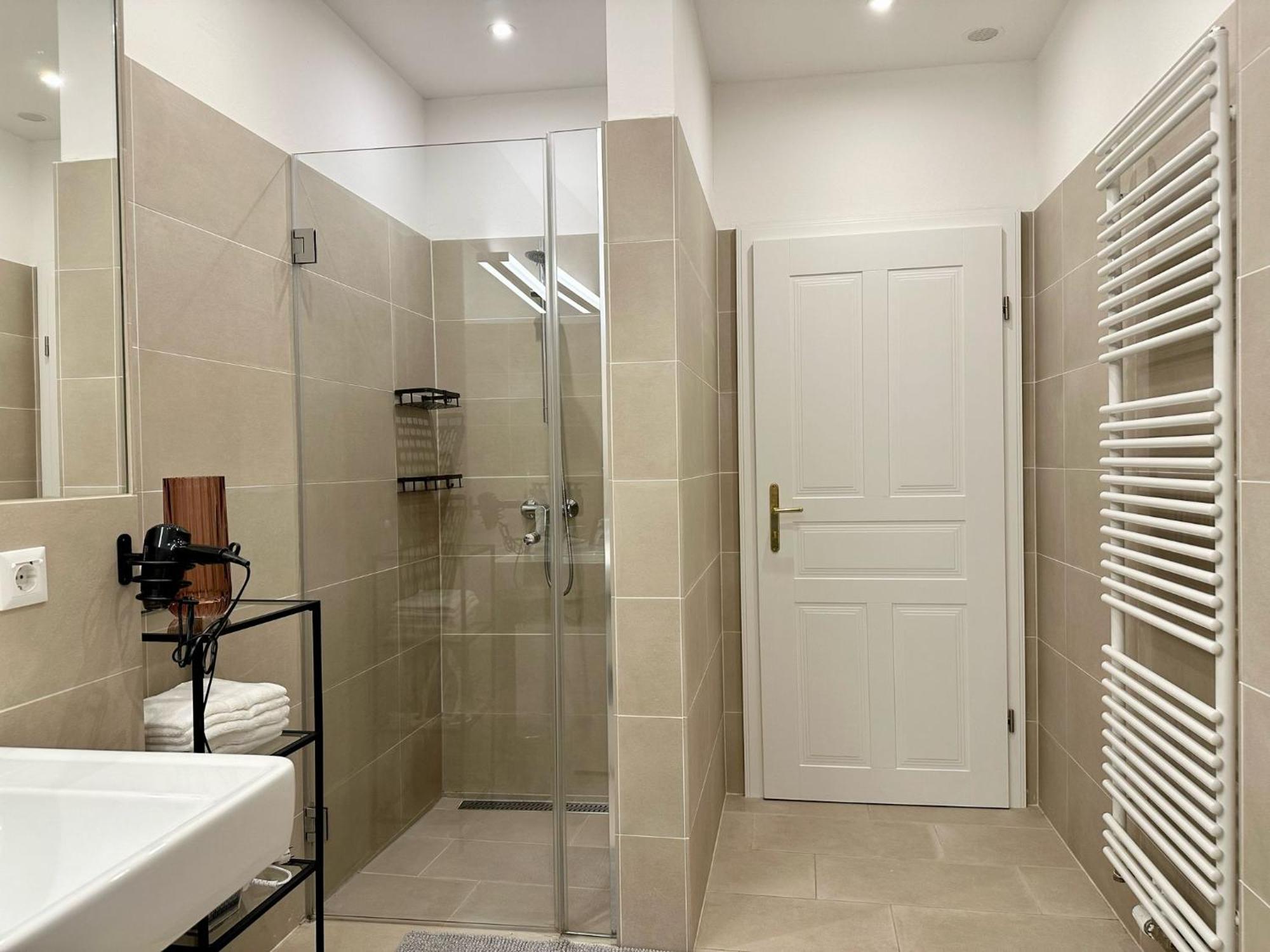 Designer Apartment Near Main Station Виена Екстериор снимка
