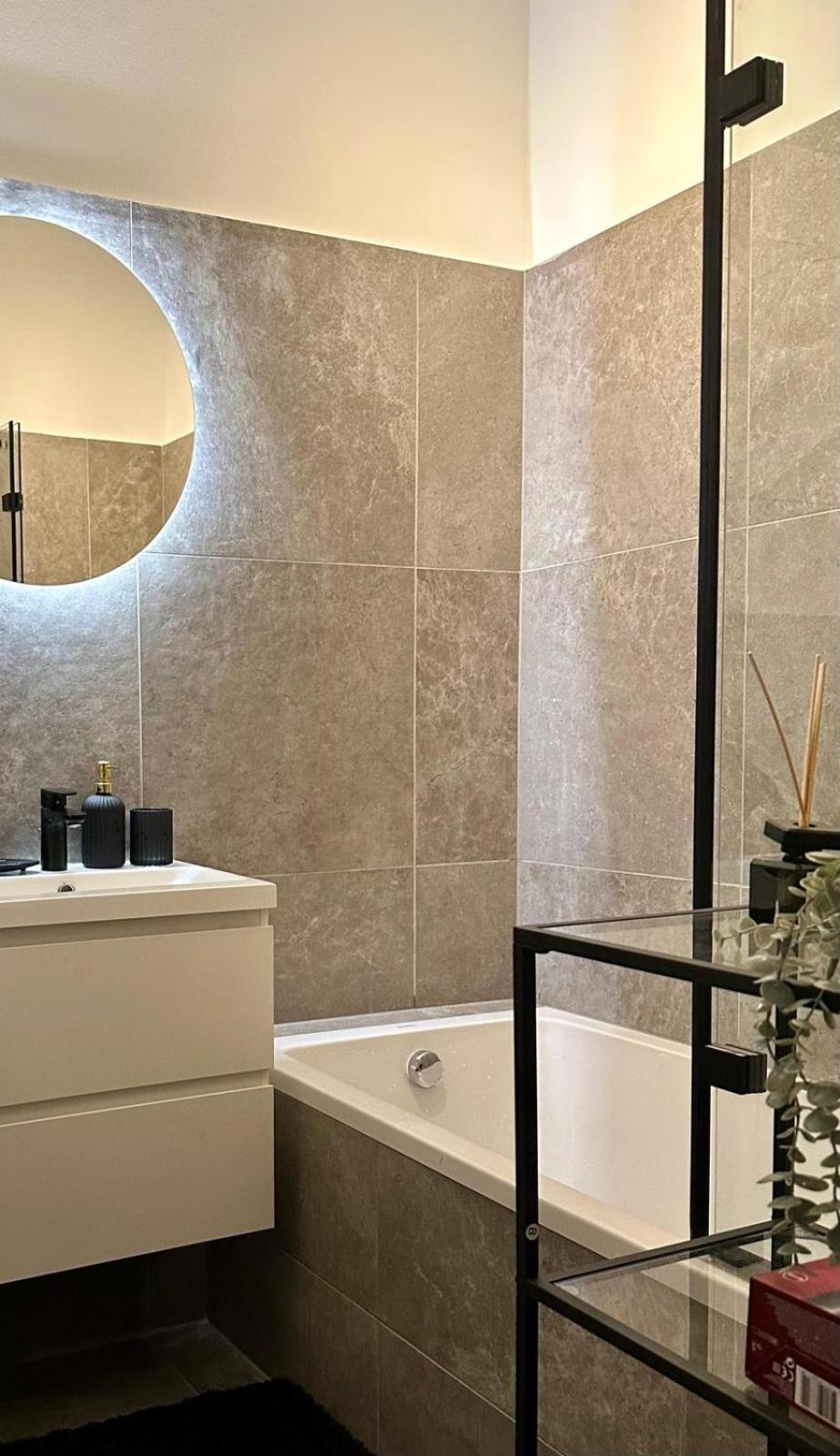 Designer Apartment Near Main Station Виена Екстериор снимка